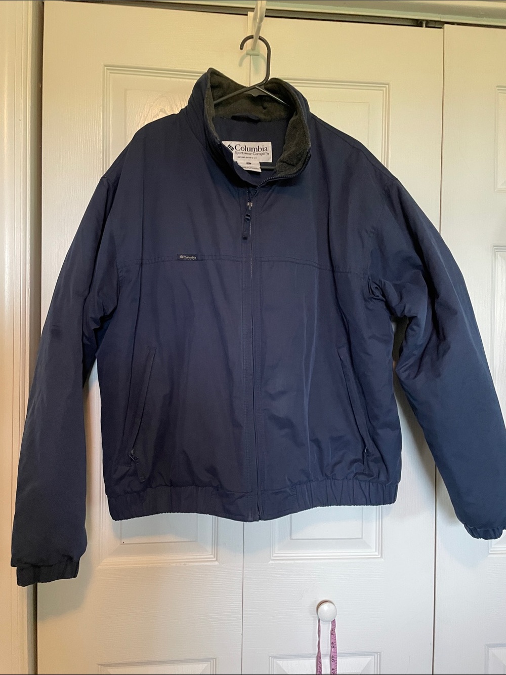 Columbia Men’s XL  Navy Blue winter Jacket. Elastic cuffs and waist. Zip pockets